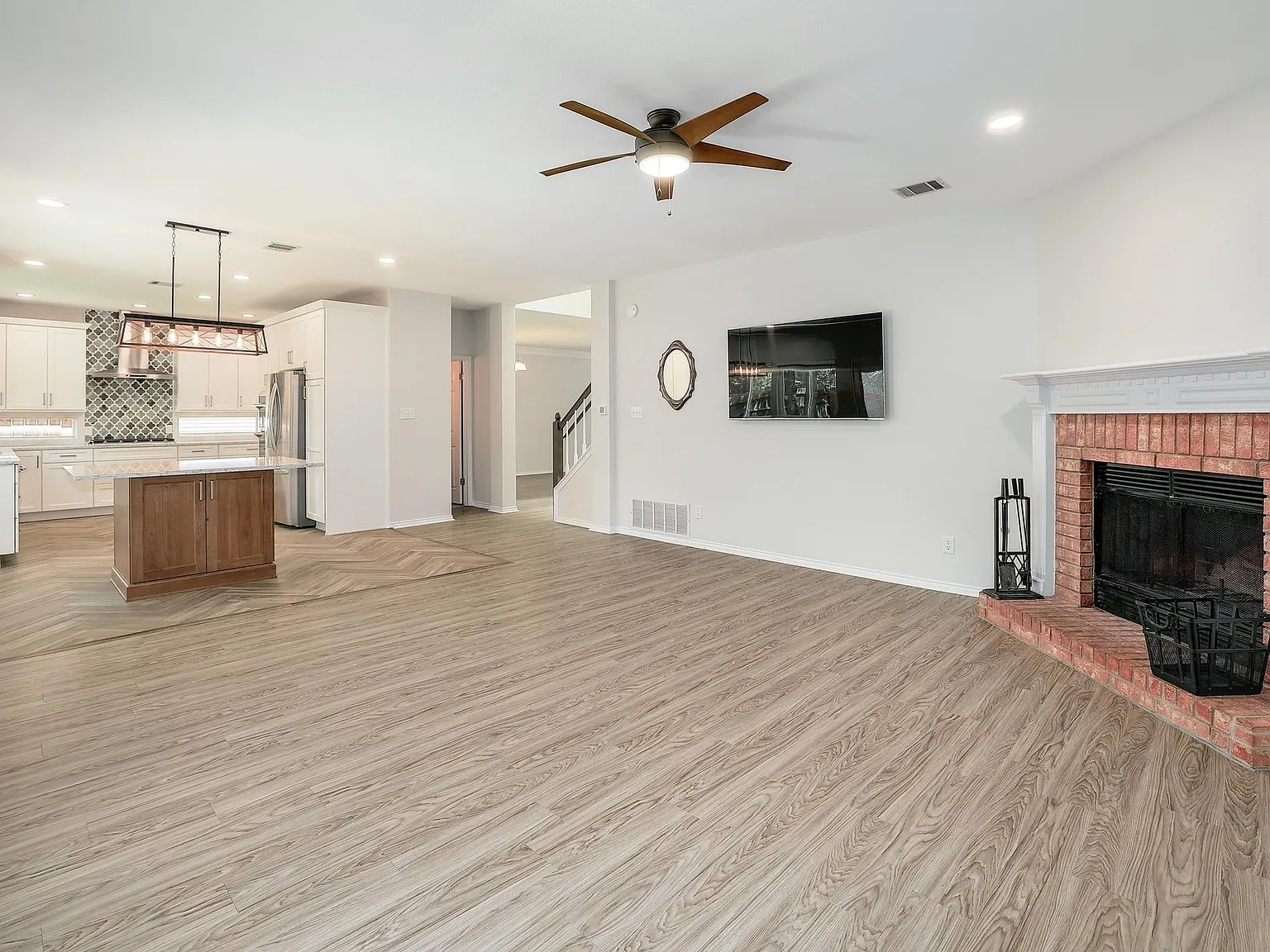 5 bed, 2.5 bath, 3140 sqft, $3,000 — Photo 3