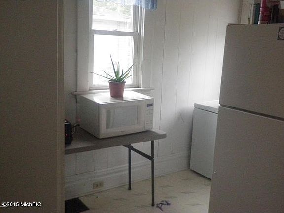 5th image of 261 W 13th St