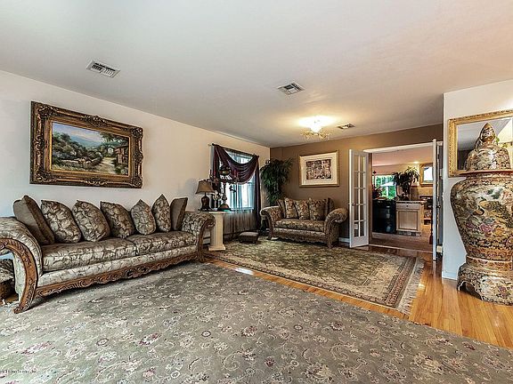 5th image of 365 Kinghorn St