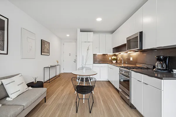 Rented by Greystar | media 32