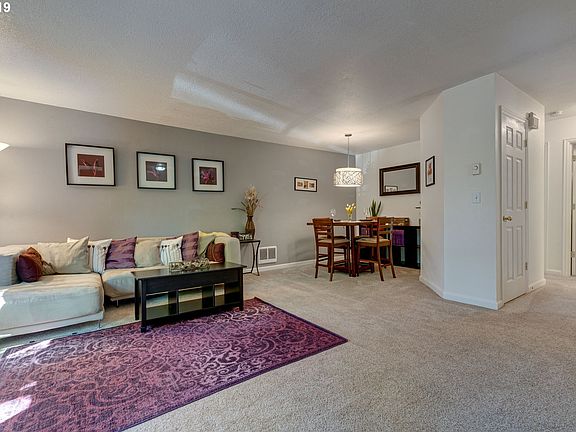 4th image of 1040 SE Columbia Ridge Dr 7 #7