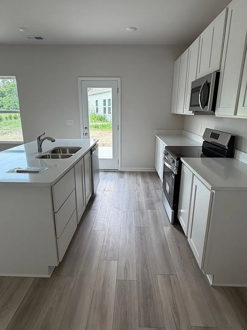 5 Bed/3 Bath House **New Construction — Photo 2