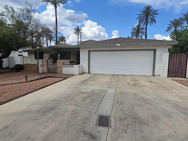 4208 E Montecito Ave — Photo 2