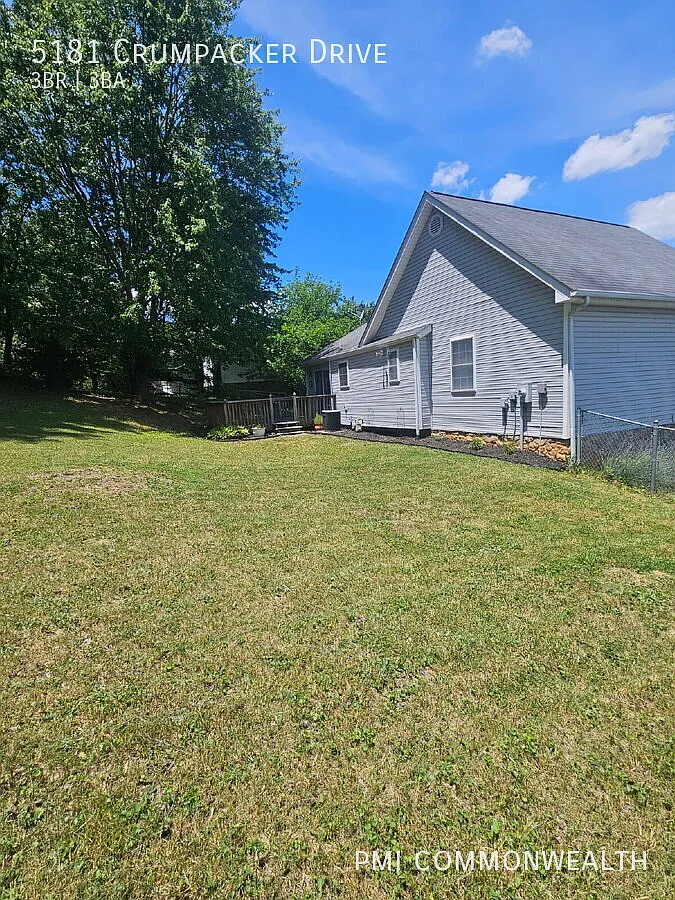 3 Bed / 2.5 Bath Single Family (Available Now) — Photo 4