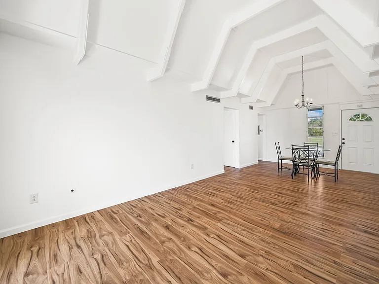 511 Club Cir — Photo 3