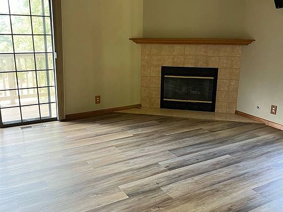 4th image of 321 Oak Creek Blvd