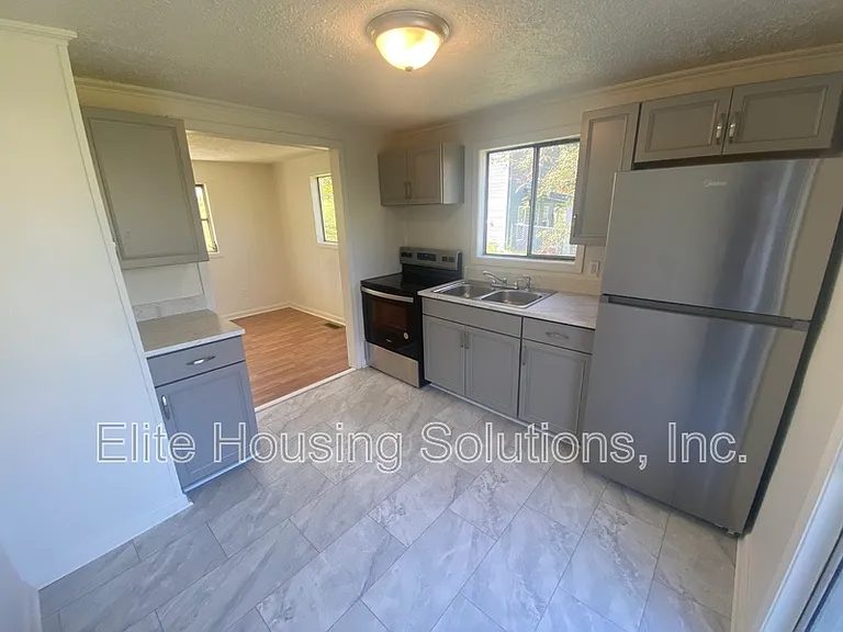 860 Church St — Photo 8