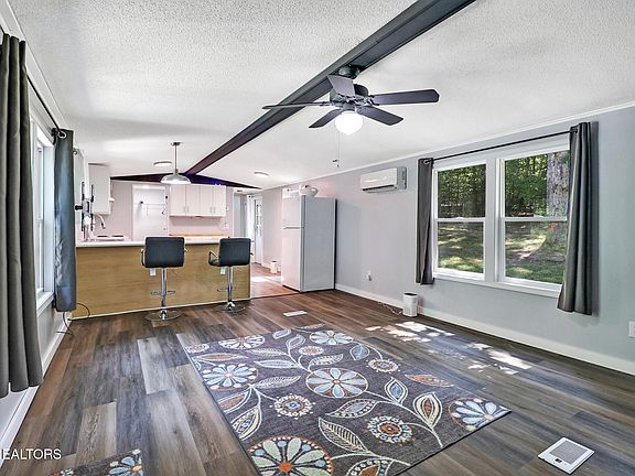 4th image of 106 Avon Ln