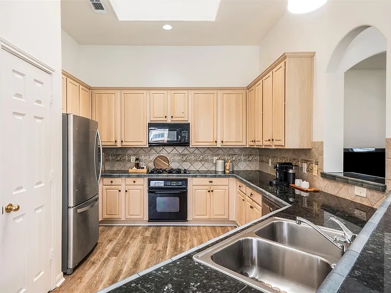9211 Memorial Hills Dr — Photo 17