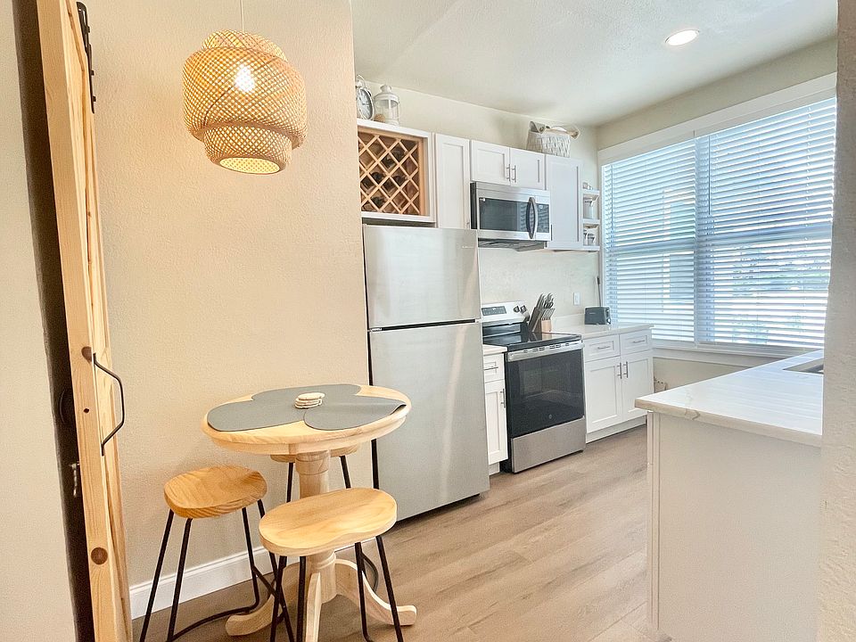 Large Move-in-ready kitchen, stainless steel appliances, and quartz countertops