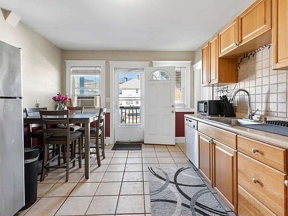 4th image of 31 Weston St Unit 2