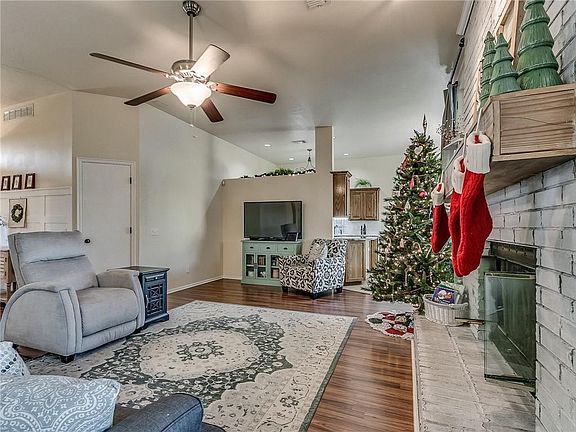 5th image of 625 SW 151st St
