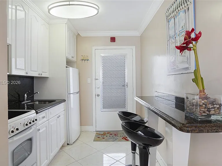 1750 James Ave #9J — Photo 4