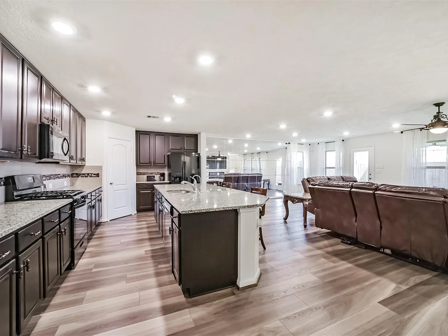 3 bed, 2.0 bath, 2440 sqft, $2,200 — Photo 3