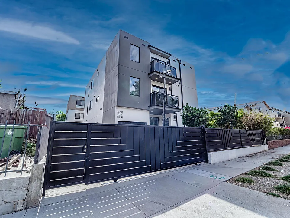 1323 1/2 Bates Ave