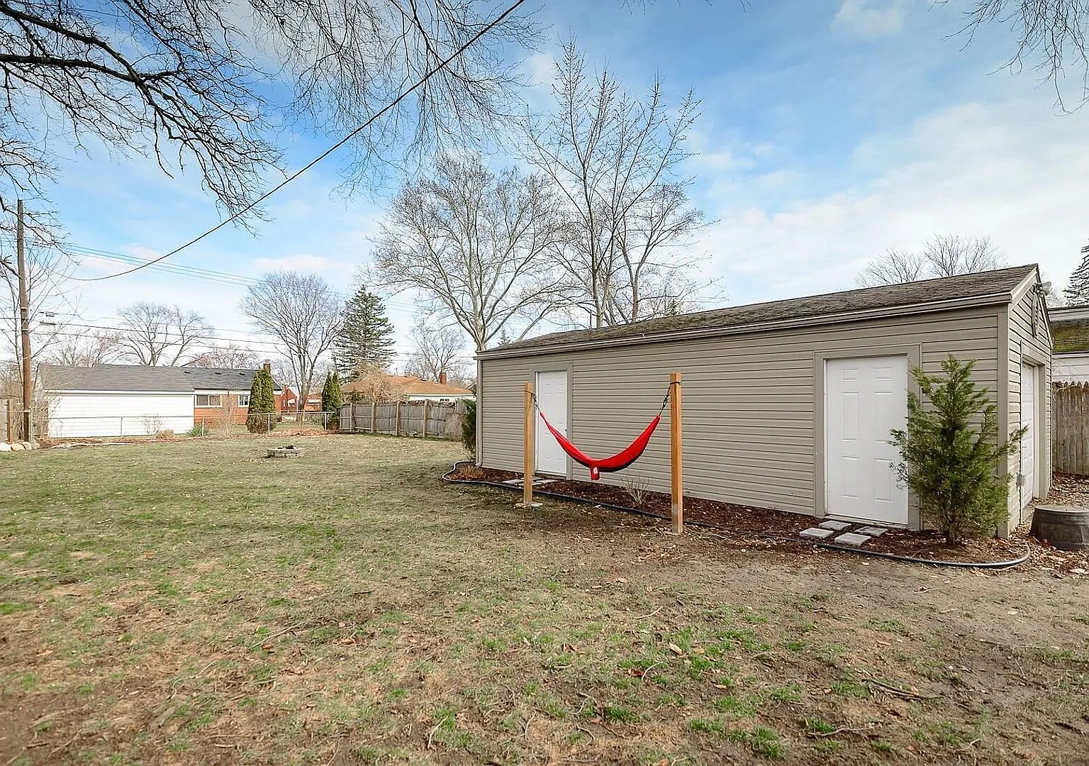 Move-In Ready 3 Bedroom, 1 Bathroom Home in Livonia — Photo 4
