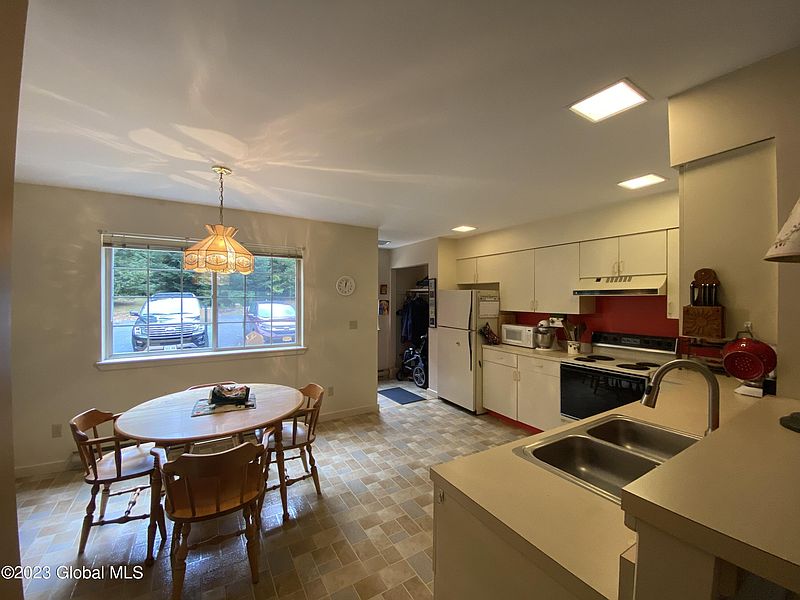 5th image of 22 Balsam Crest Court #C