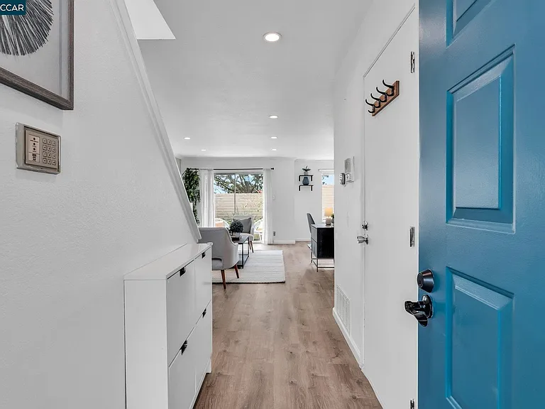 392 Bayview Cir — Photo 3