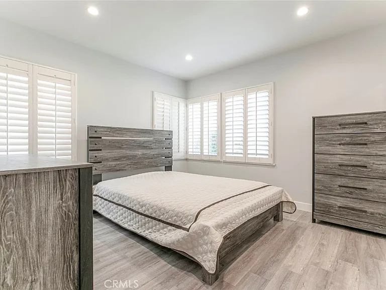 1527 N Screenland Dr — Photo 11