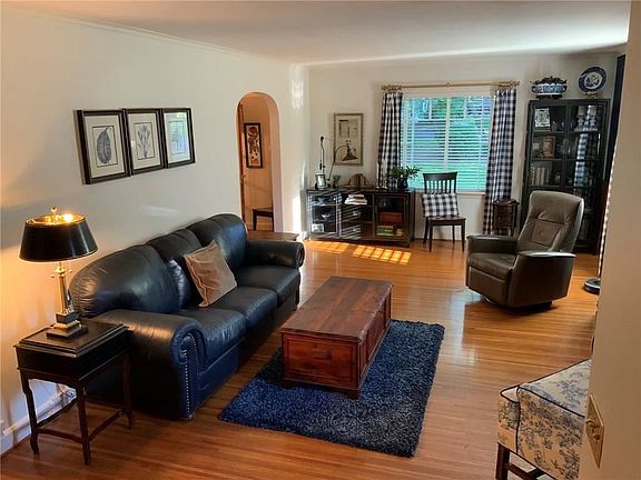 4th image of 379 Pinecrest Dr
