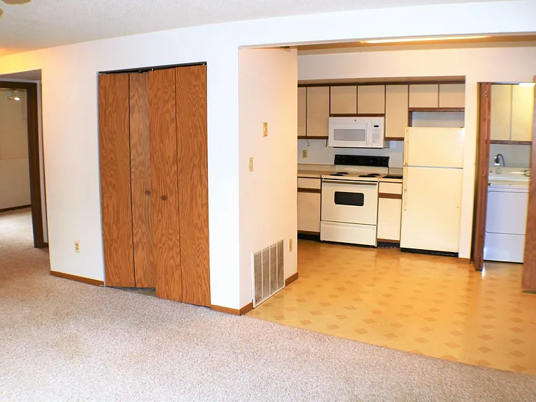 450-472 Peterson St — Photo 3