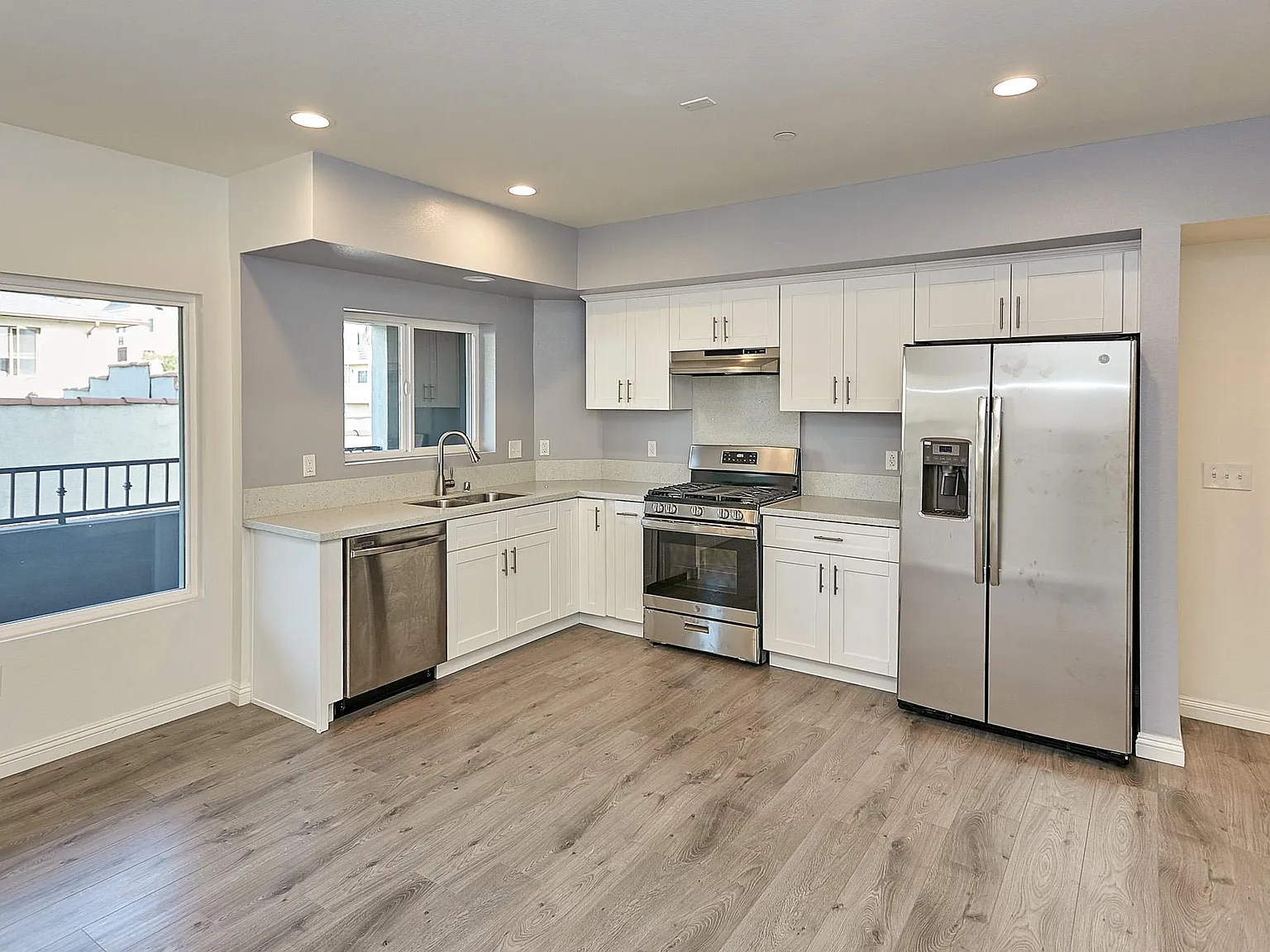 2 bed, 900 sqft, $2,600 — Photo 2