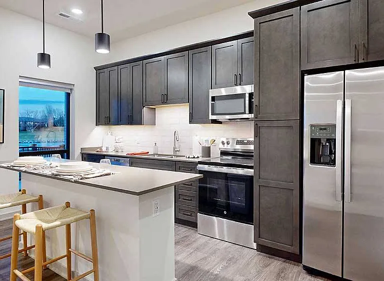 Enjoy a full kitchen setup ready for cooking or reheating.