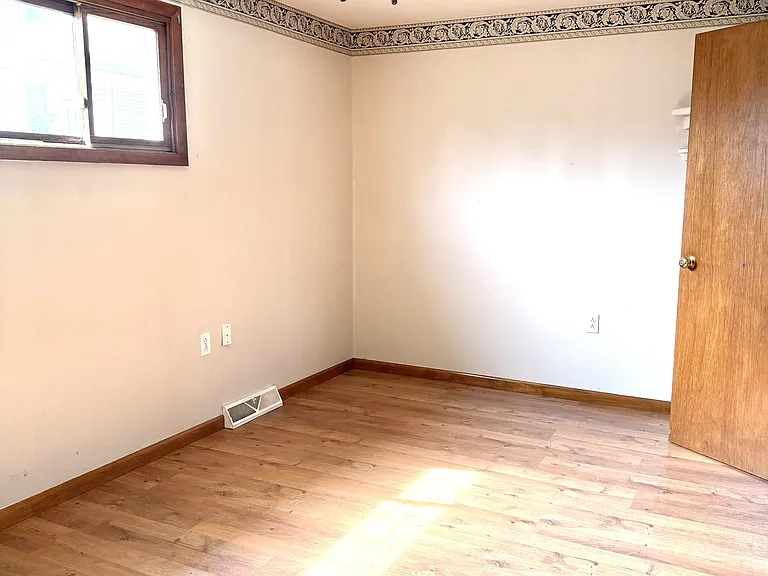 223 James St — Photo 8