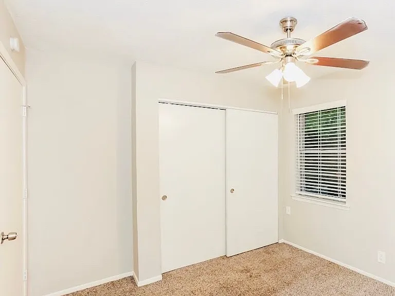 819 Clover Park Dr — Photo 5