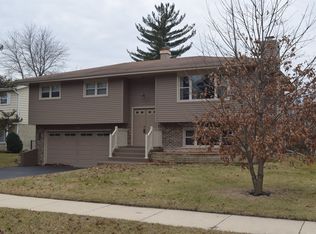 304 Pinecroft Dr, Roselle, IL 60172