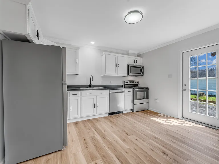 138 Putnam St — Photo 23