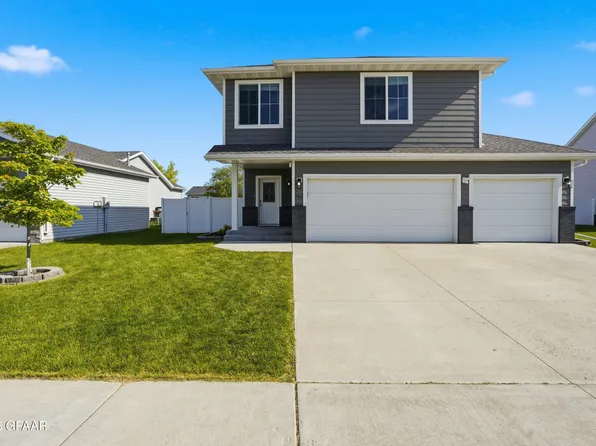 762 Cedar Burls Dr, Grand Forks, ND 58201