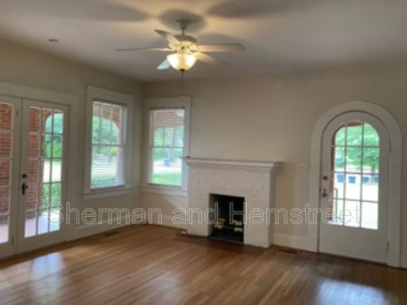 3 bed, 2.0 bath, 2251 sqft, $2,300 — Photo 4