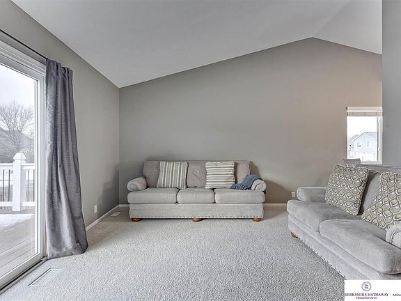 5th image of 821 Clearwater Dr