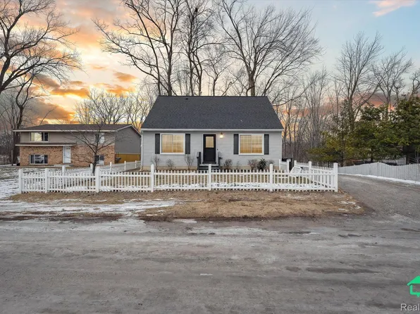 235 Glenmoor St, Whitmore Lake, MI 48189