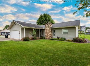 438 Sunnybrook Dr, Hurricane, WV 25526