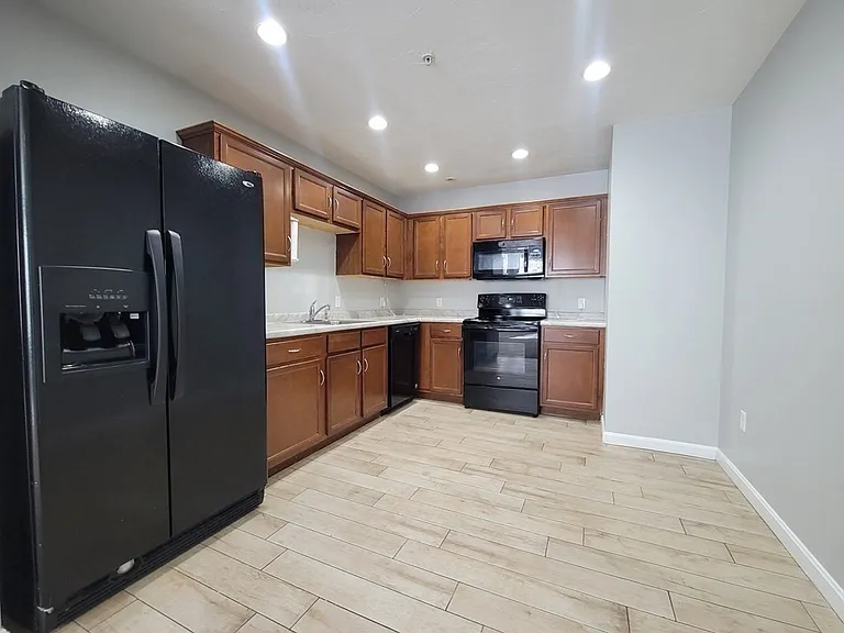 70 Oak Street Ext #3E — Photo 5