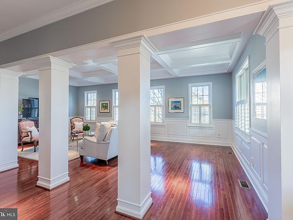 5th image of 907 Pinehurst Dr