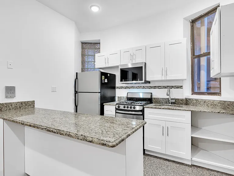 858 9th Ave #4R — Photo 7