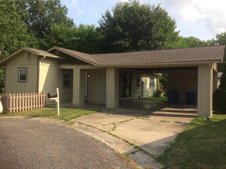 4 Carriage Ln