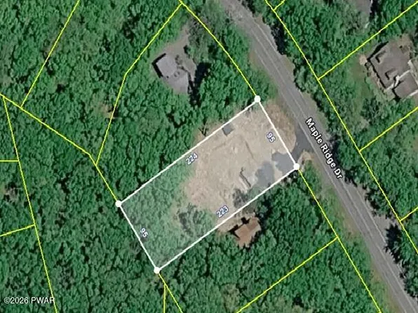 402 Maple Ridge Dr, Hawley, PA 18428