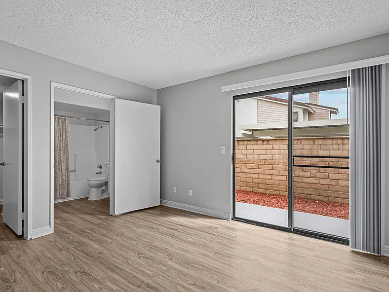 La Sierra Apartments — Photo 4