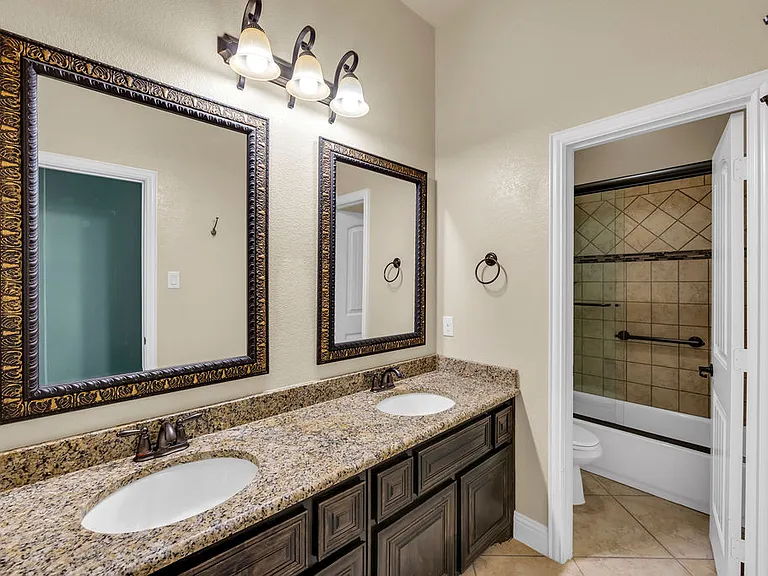 1721 Medina Ln — Photo 27
