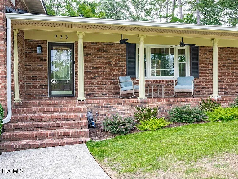 933 Campbellton Dr — Photo 2
