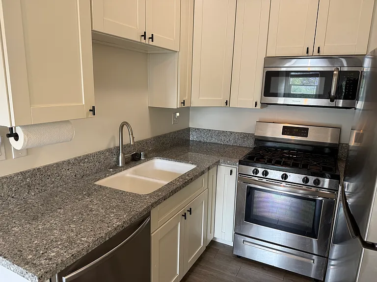 538 W Amerige Ave #E — Photo 14