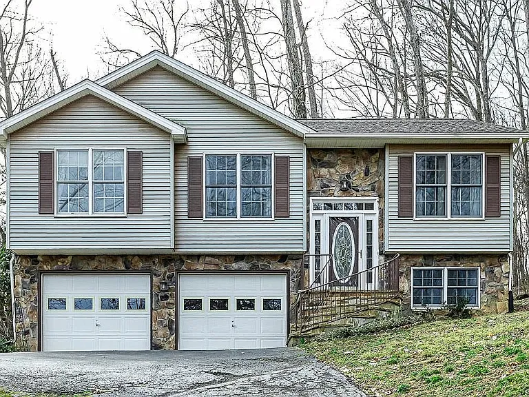 423 Flower Dr — Photo 2