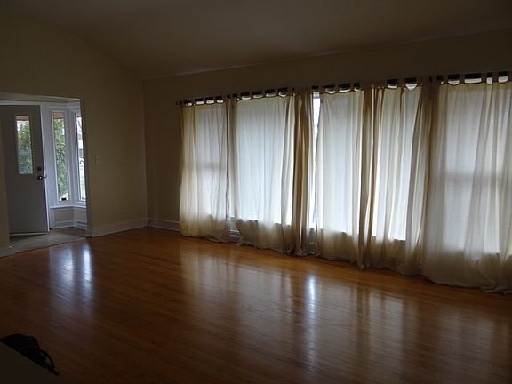 3rd image of 513 W 54th Pl