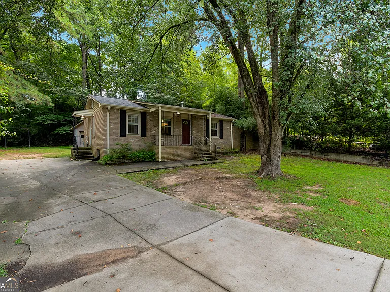 240 Lake Dr — Photo 21