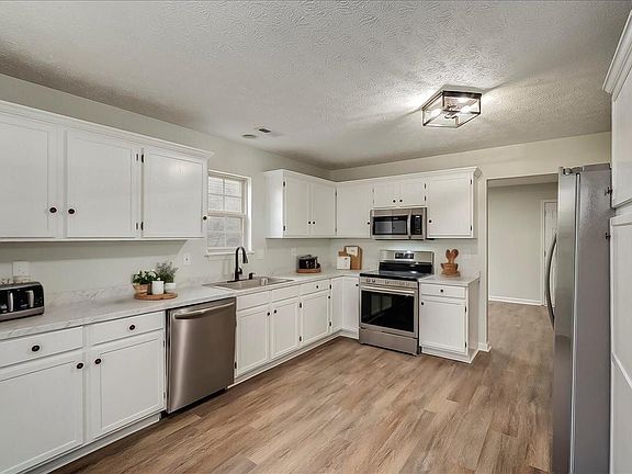 4th image of 1032 Crimson Creek Dr