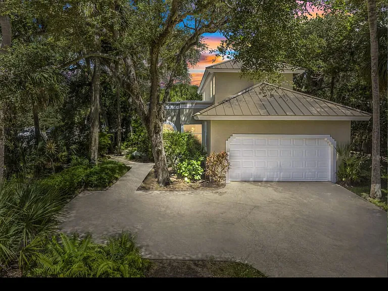 715 Acacia Rd — Photo 2